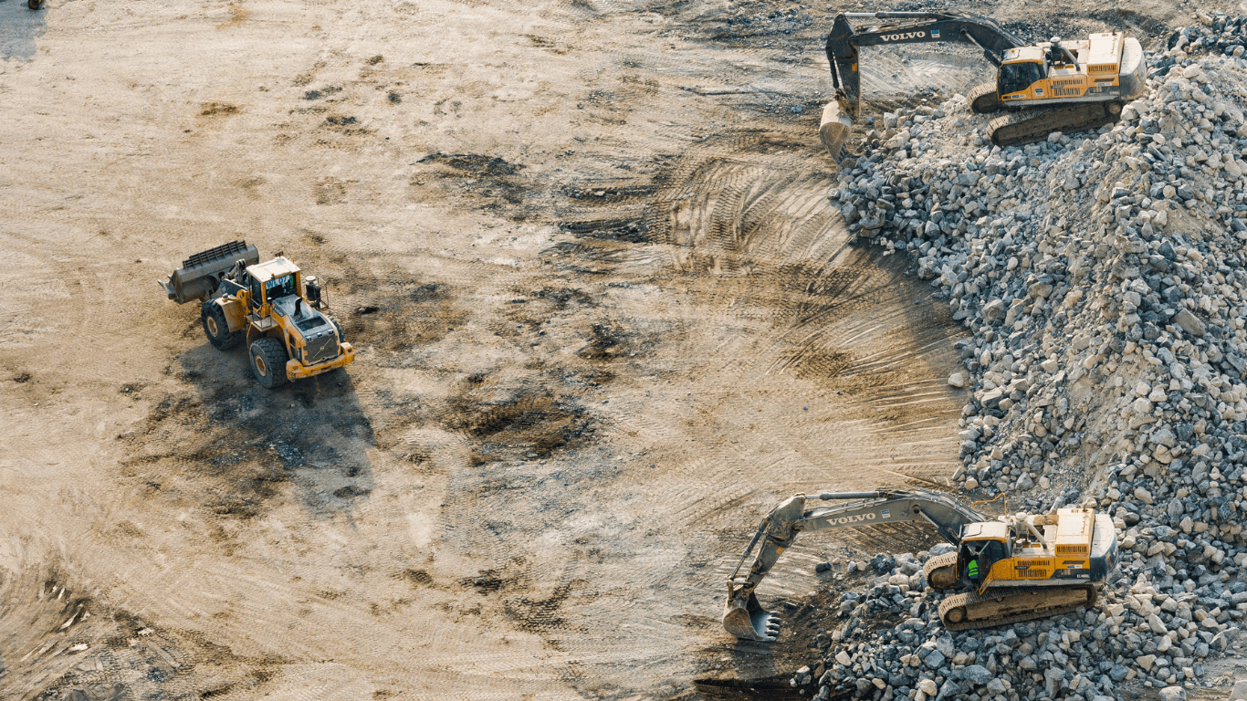 Aerial view of a BTP construction equipment yard managed by Fleezy