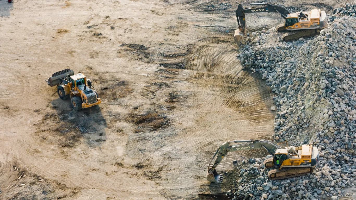 Aerial view of a BTP construction equipment yard managed by Fleezy
