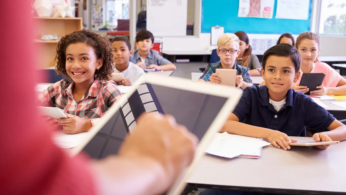 Élèves en classe avec tablettes — ROI de la gestion des équipements scolaires avec Fleezy