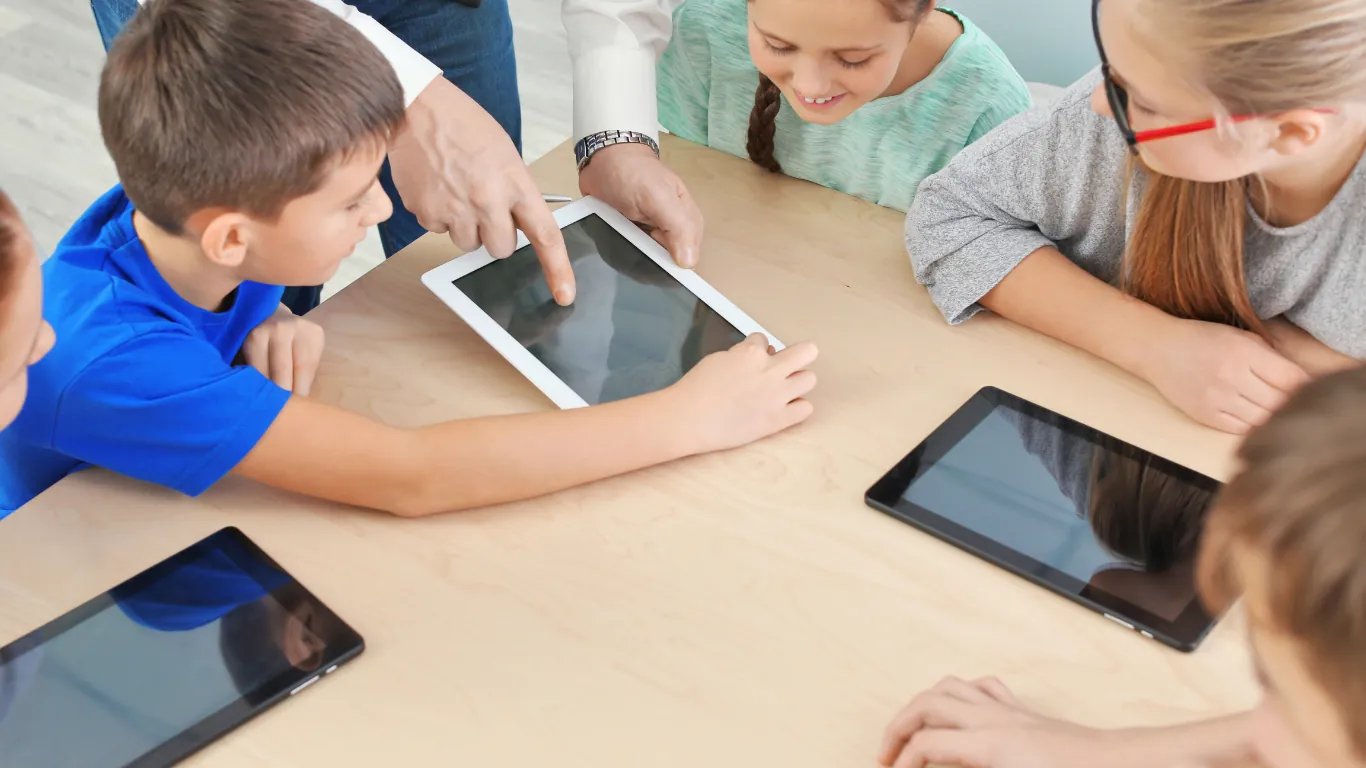 Élèves utilisant des tablettes numériques en classe — suivi QR Code avec Fleezy