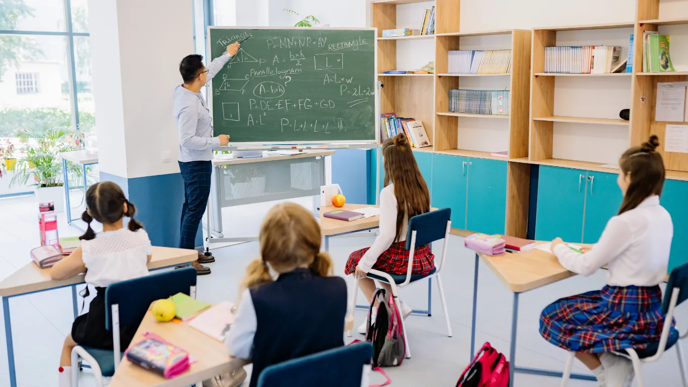Enseignant en classe gérant la remise de matériel à la rentrée scolaire avec Fleezy