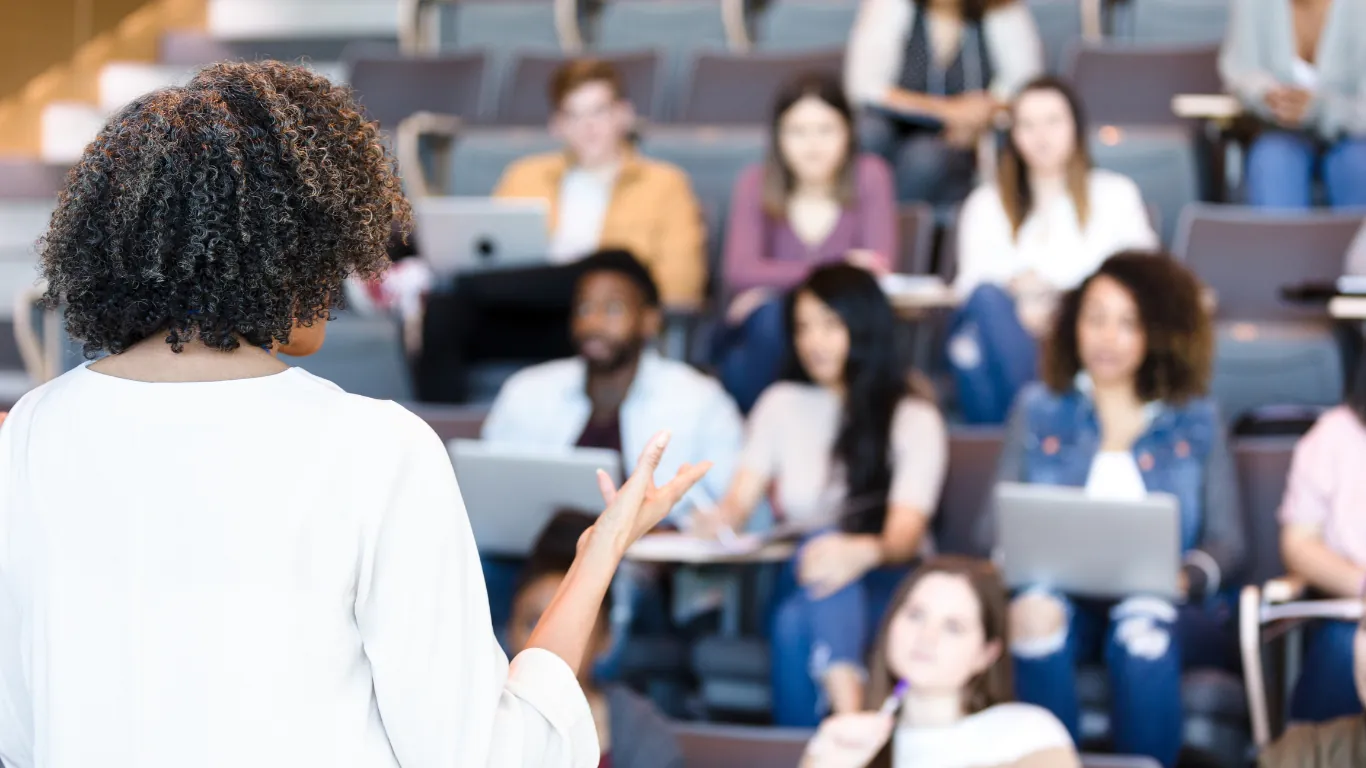 Professeur en amphithéâtre d’université — gestion du parc numérique avec Fleezy
