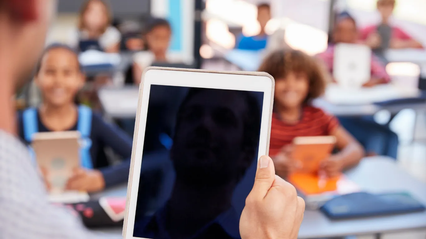 Proviseur consultant l’inventaire de l’établissement scolaire sur tablette