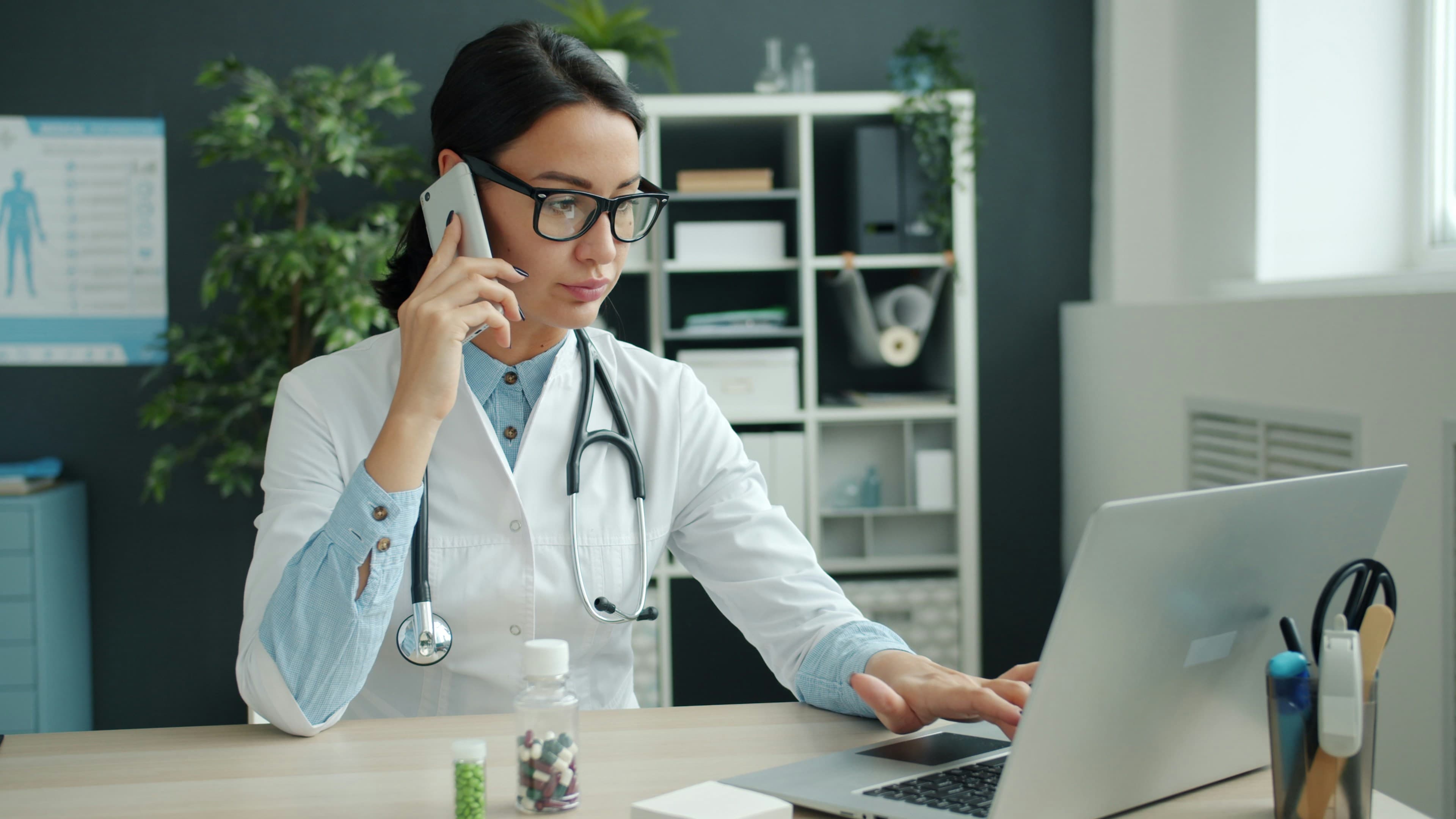 Professionnel de santé utilisant Fleezy pour gérer le matériel médical