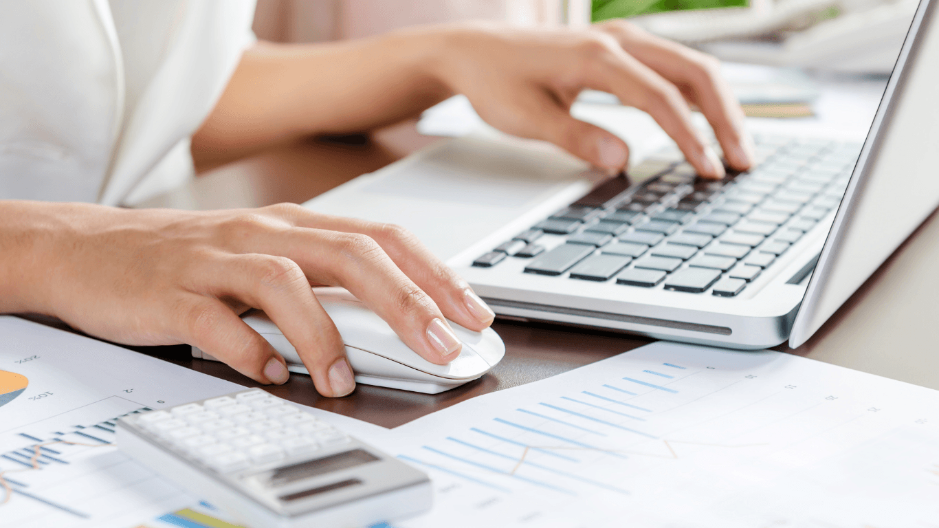 Services company employee using Fleezy for equipment tracking